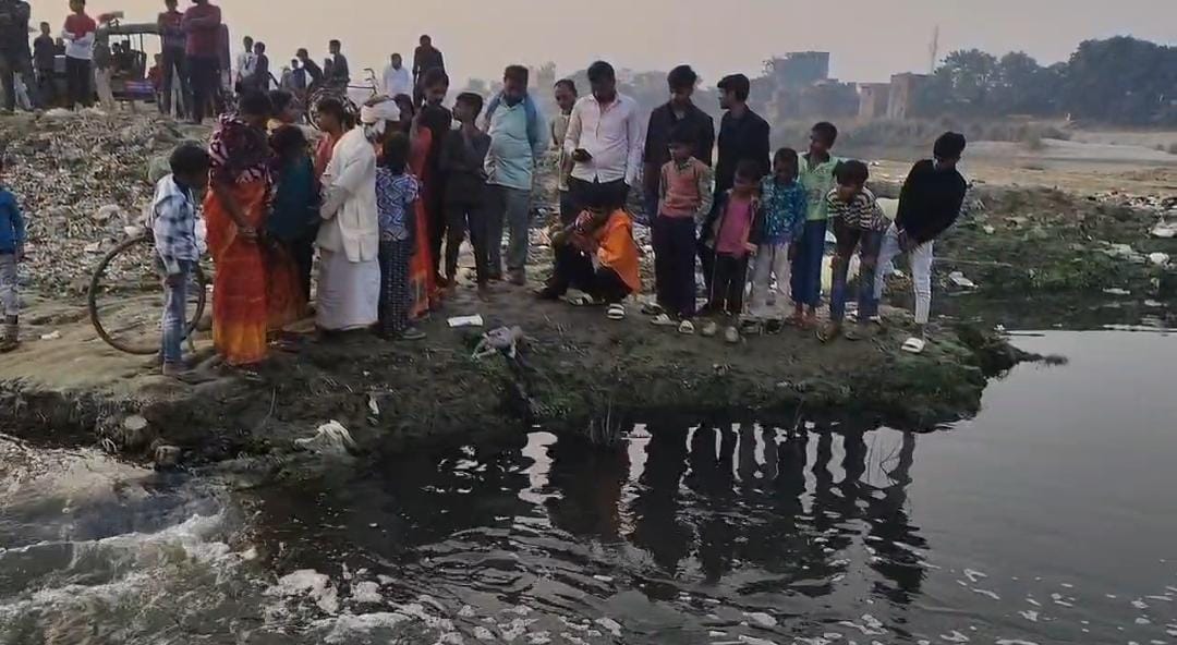 Muzaffarpur Bihar news : infaint dead body found in budhi gandak river police investigate more detail