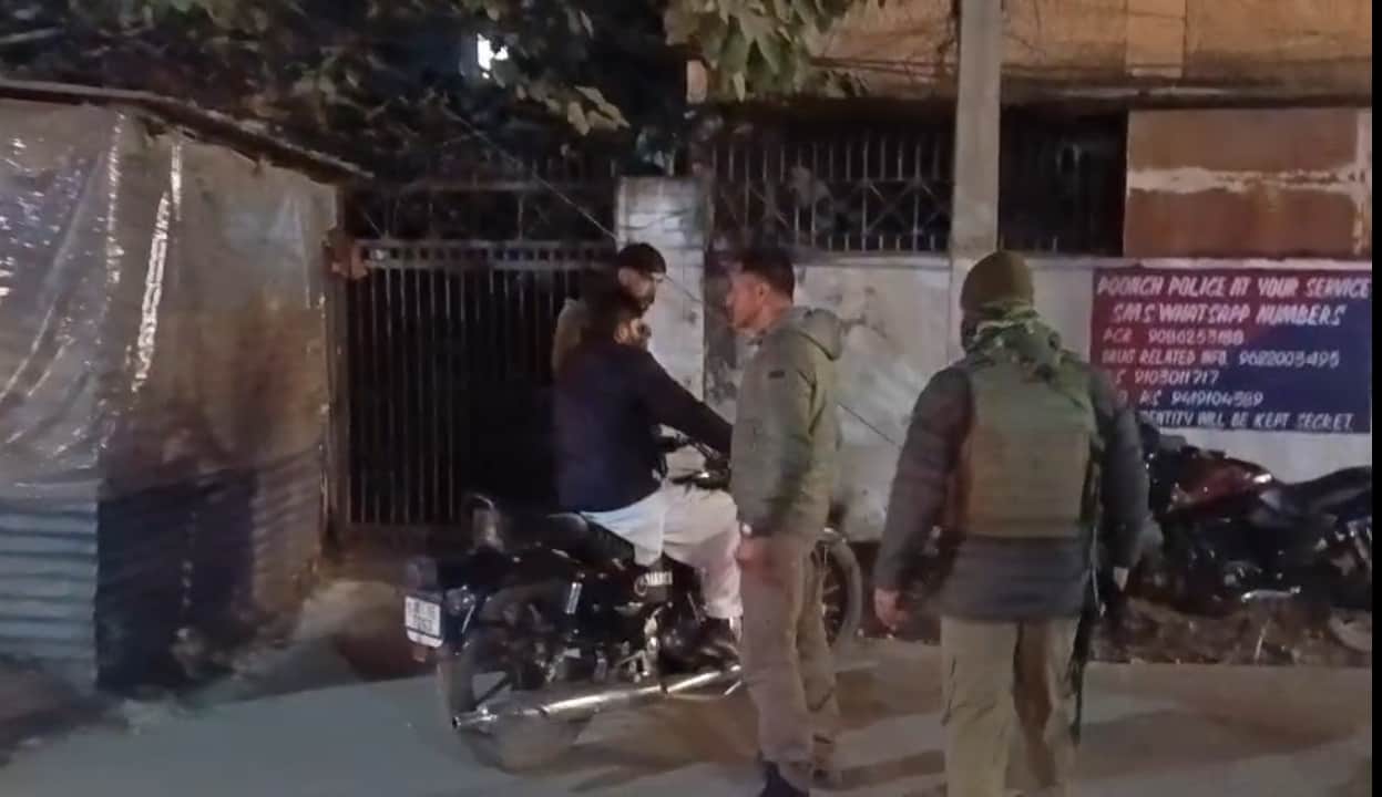 पुंछ में एस ओ जी की तरफ से बुलेट मोर्टरसाईकिलों पर माडीफाईड साईलैंसर की जांच करते