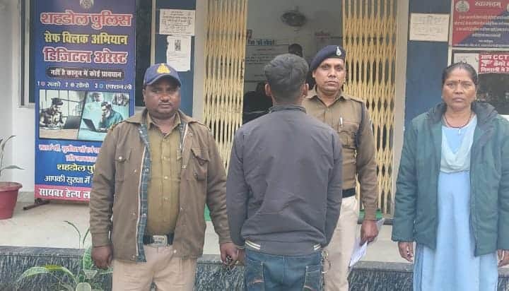 पुलिस घेरे में आरोपी।