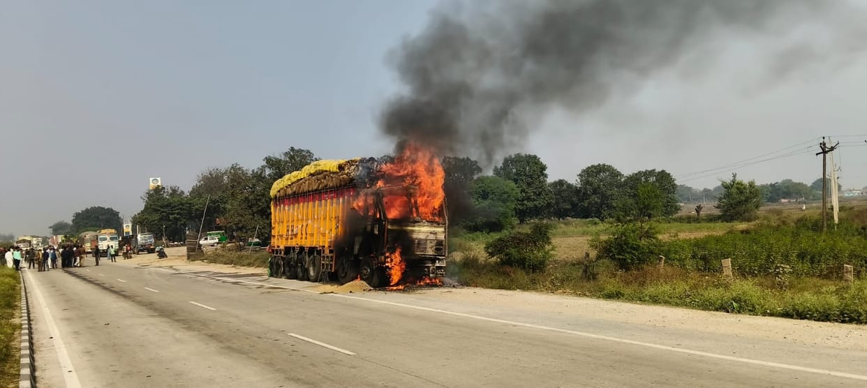 Truck catches fire due to short circuit, paddy ashes