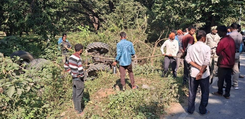 A tractor trolley loaded with iron rods overturned in a ditch, no one was injured.
