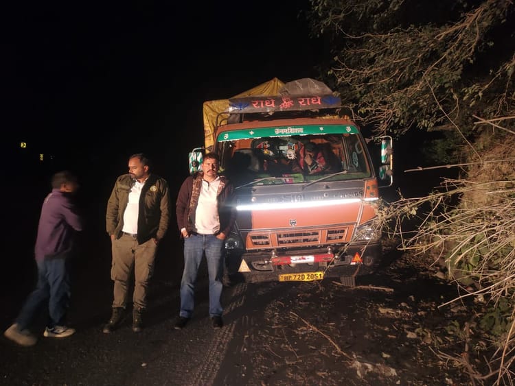 Seven Vehicles Carrying Banned Timber Seized - Una News - Una News:प्रतिबंधित लकड़ी लेकर जा रहे सात वाहन जब्त