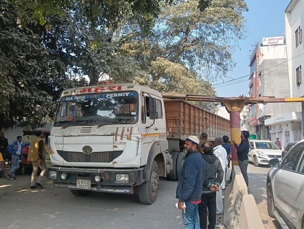 A trolley arrived on Assandh Road during a no-entry period and was stuck in the height gauge.