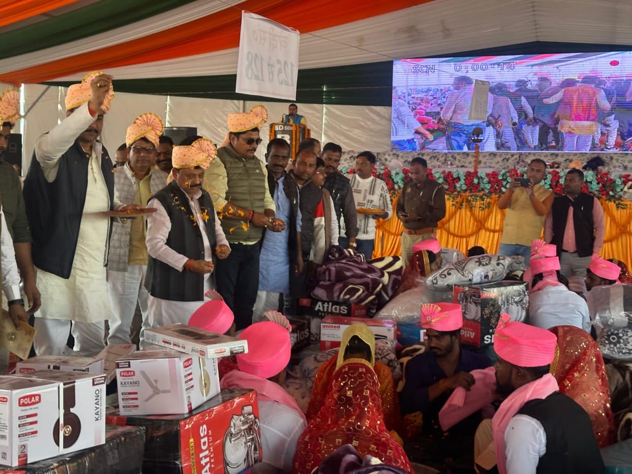 175 couples tied the knot amid chanting of Vedic mantras