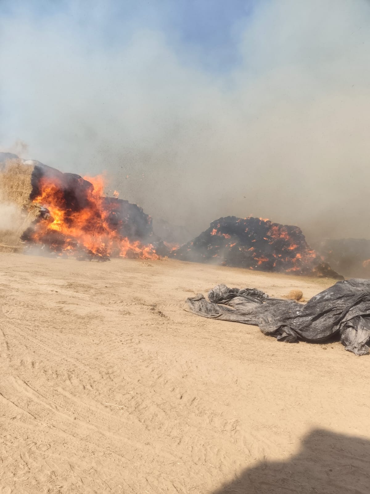 A massive fire broke out in the stubble stored at the power plant, and was extinguished with great difficulty.