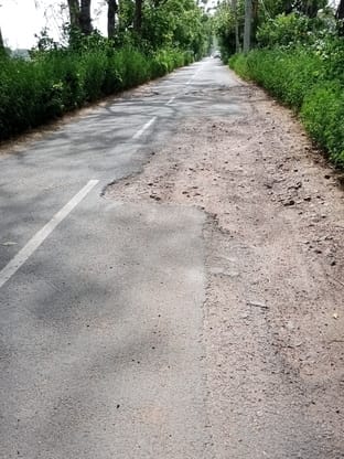 The condition of the Alavalpur to Bhatsana road is dilapidated, villagers demanded the start of construction work.