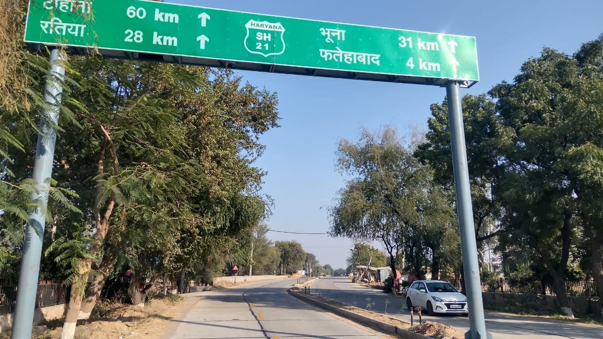 White stripes on the highway are missing, indicators are hidden in bushes