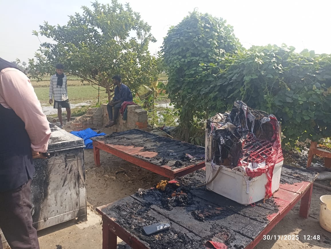 A short circuit caused a fire in the house, burning the contents to ashes.