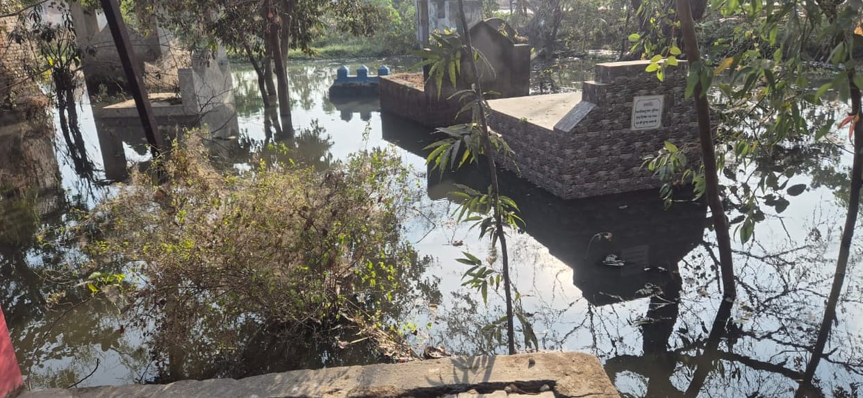 Dirty water filled in Harshnagar crematorium premises, responsible people careless