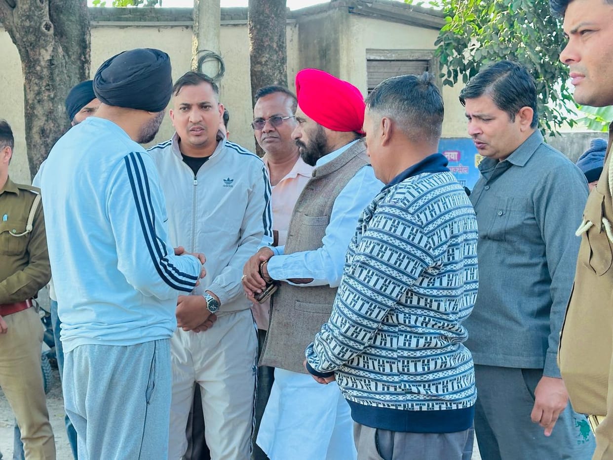Brothers from America and Noida, who had come for their brother's wedding, died in an accident.