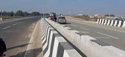 Responsible people are unaware, vehicles are running on the under-construction Ganga Expressway.