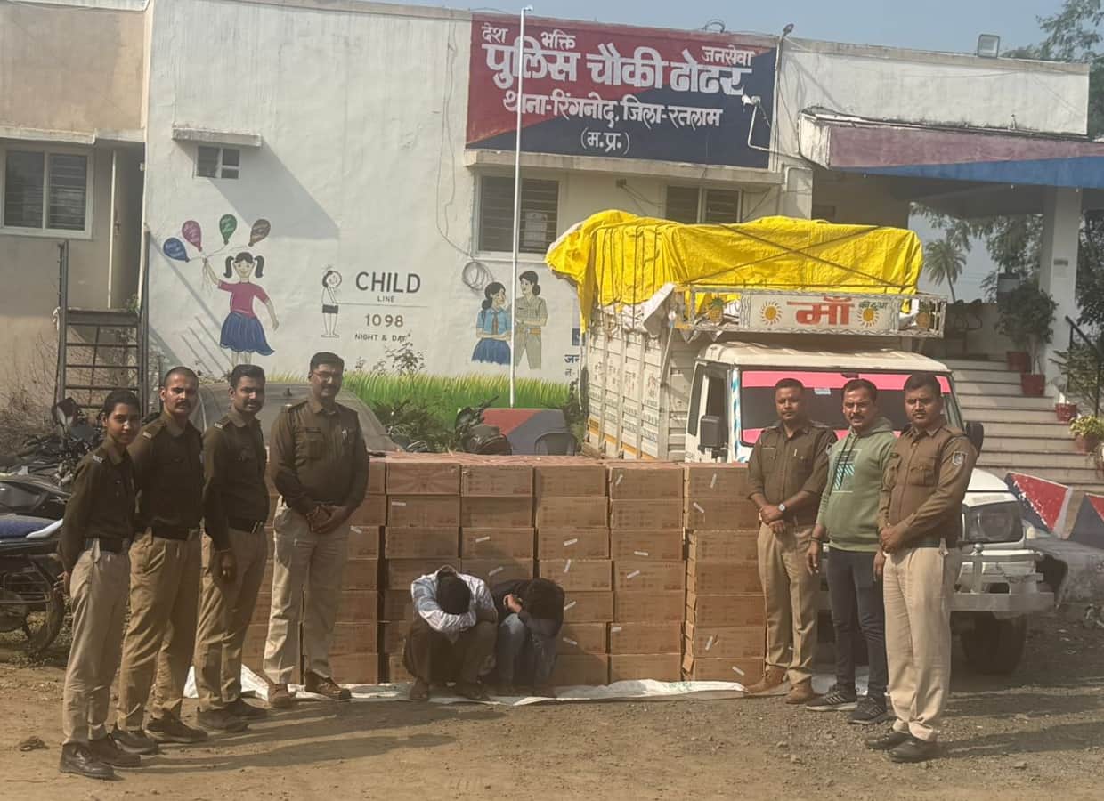 पुलिस गिरफ्त में आरोपी देवेंद्र व नदीम।