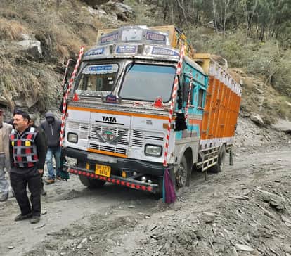 A truck stranded on the highway left people sweating, children arriving late for school.
