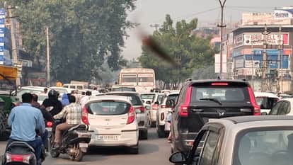 Traffic light not working... Life stuck in traffic jam, common people and policemen facing trouble for the past four months due to broken lights and faulty timing