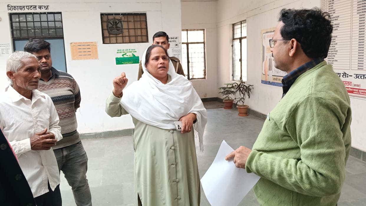 Siddharthnagar News: MLA inspected SIR form feeding