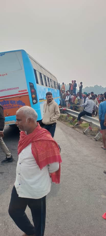 Nalanda news In Nalanda, a bus full of wedding guests collided with a divider, one person died.