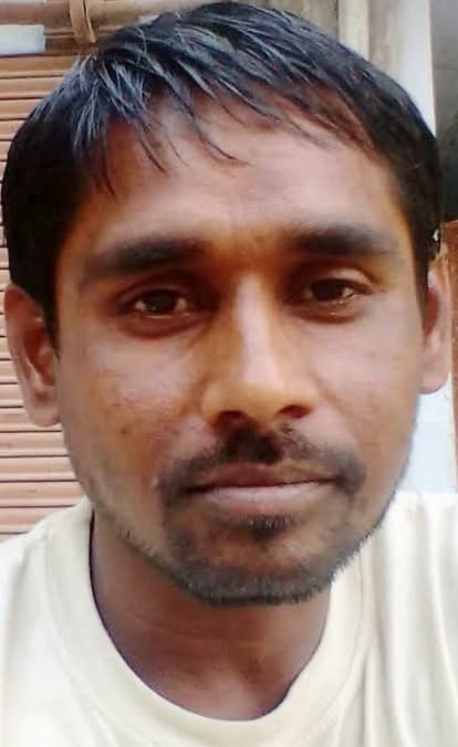 A jeweler travelling to Kanpur was hit by a train and died.