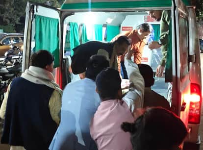 A pickup collided with an e-rickshaw after a tyre burst, injuring six