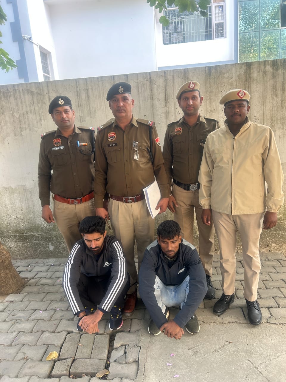 Two arrested for trying to rob a bag full of mobile phones