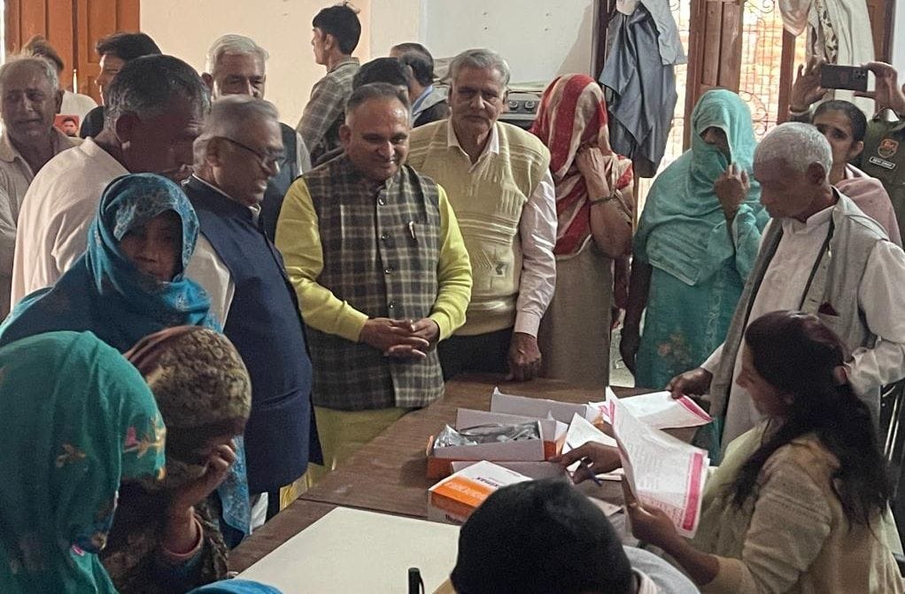 Eye check-up of 170 people done at Jain Sthanak