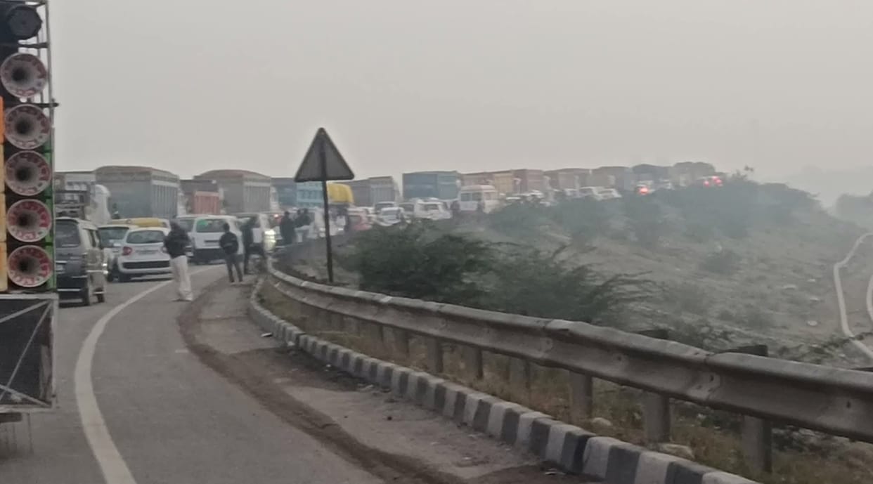 Highway jammed, pregnant woman gives birth to a daughter in an ambulance