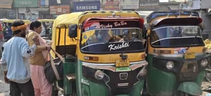 Auto drivers pick up passengers in the middle of the road, fearing neither traffic jams nor fines.