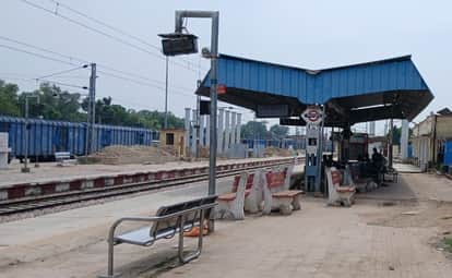 Kalindi Express arrived one and a half hour late