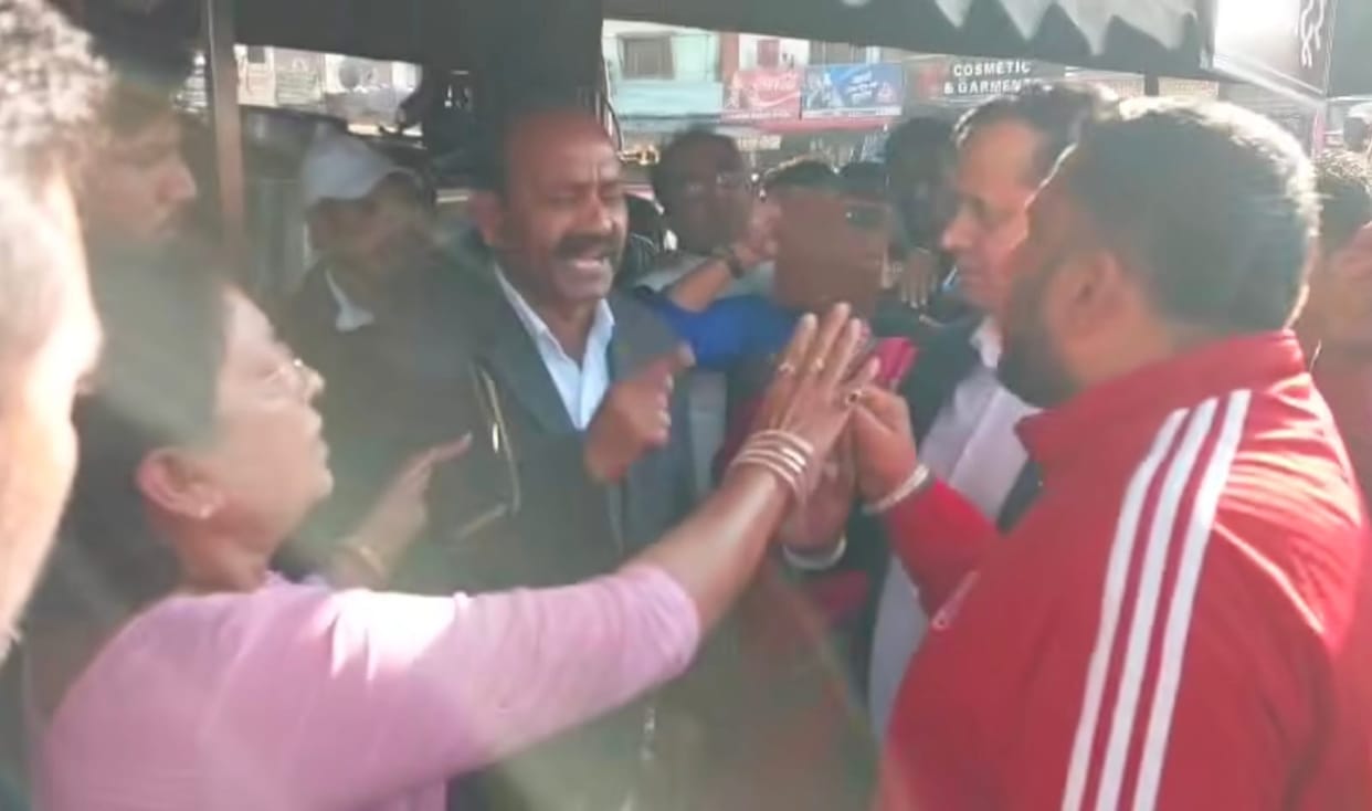 Dispute between the mayor and the candidate