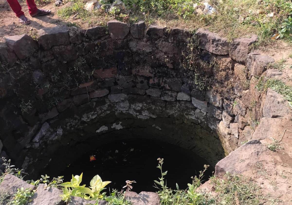 इसी कुएं में गिरा था बालक।