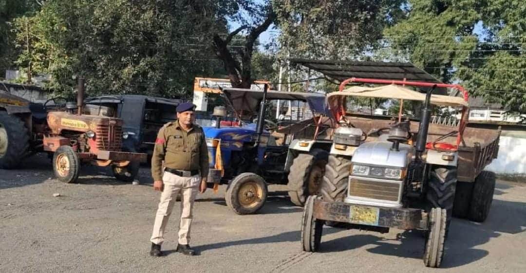 जब्त ट्रैक्टर।