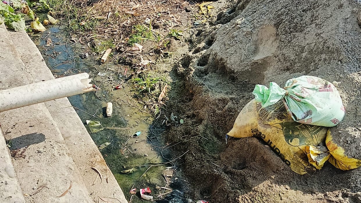 Foul smell emanating from the drains in Jhanduta main market