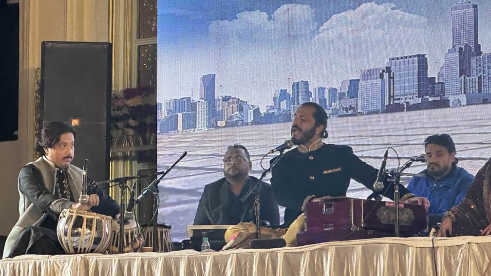 कैराना के शादी समारोह में शास्त्रीय संगीत प्रस्तुत करते किराना घराना के उस्ताद अमजद अली खान। सं