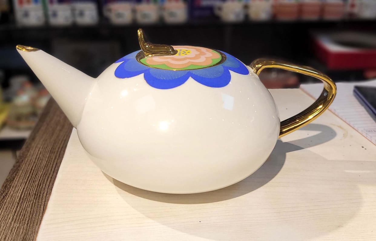 Golden and silver coatings are used to give a different shine to crockery.