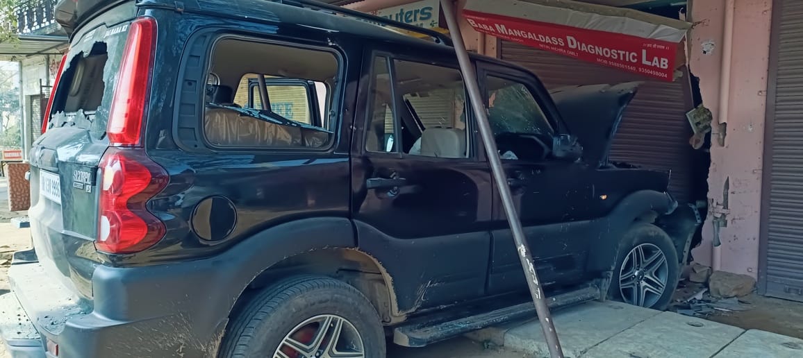 The Scorpio car went out of control and entered the diagnostic lab.