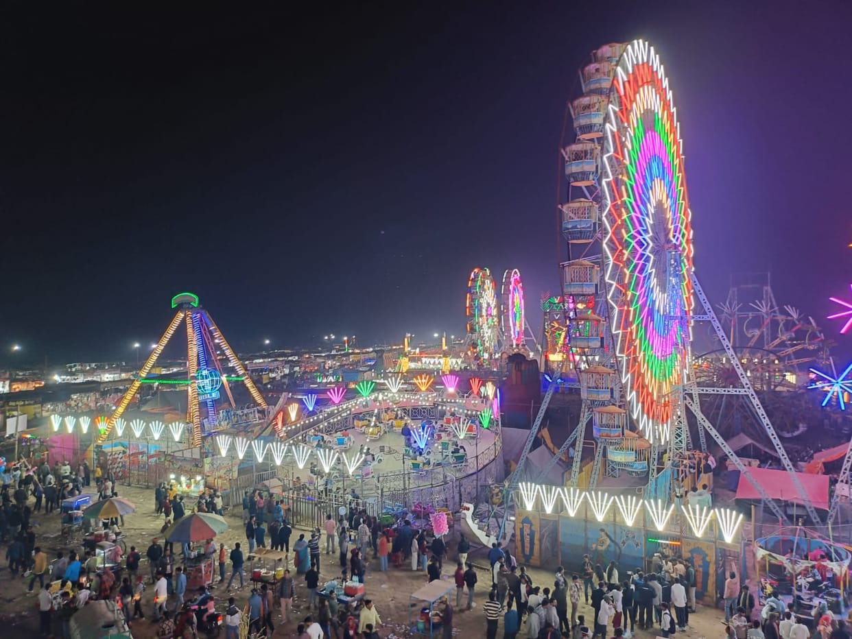 Crowds gathered at the Dadri fair, people enjoyed the glittering lights.