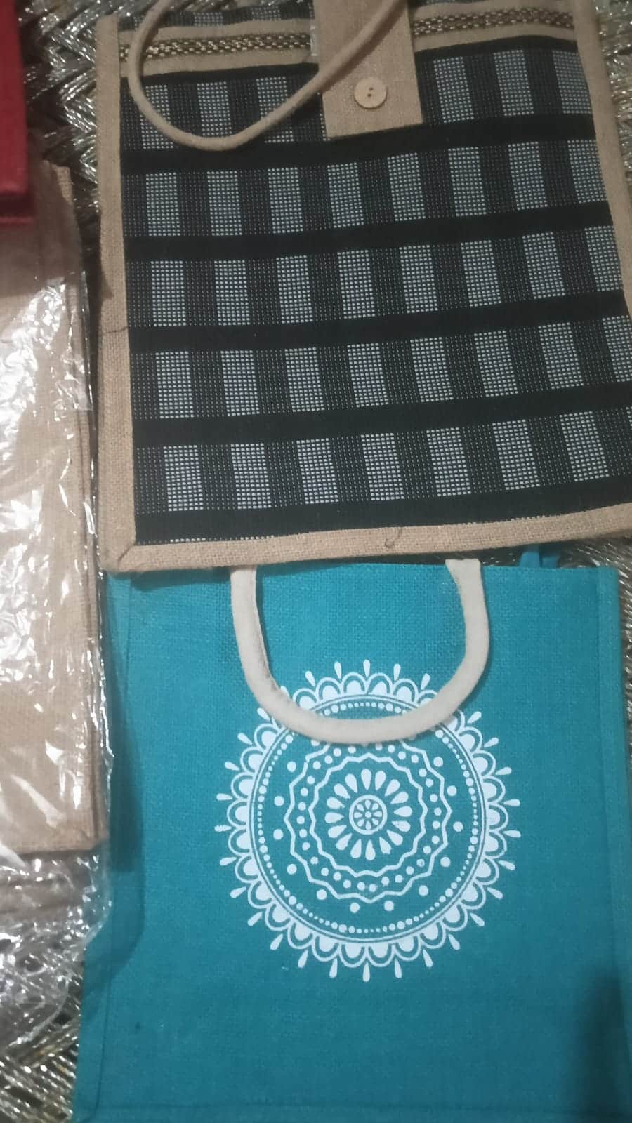 महिलाओं की ओर से तैयार किए गए जूट से बने बैग। स्वयं