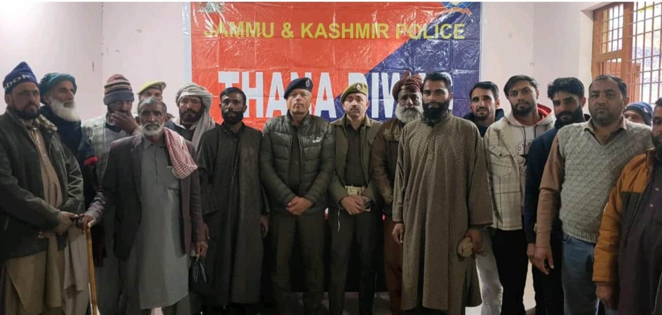 पुंछ थाने में थाना दिवस के उपरांत पुलिस अधिकारी एंव नागरिक