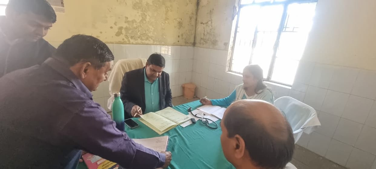 Long queues of patients suffering from cold and fever, skin patients also reached the fair.