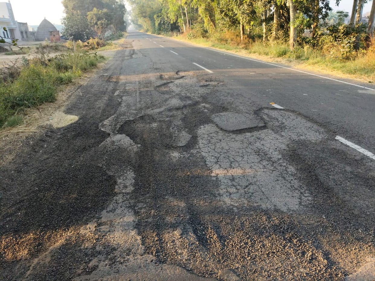 The road from Pai to Pundri is in bad condition, drivers are getting injured.