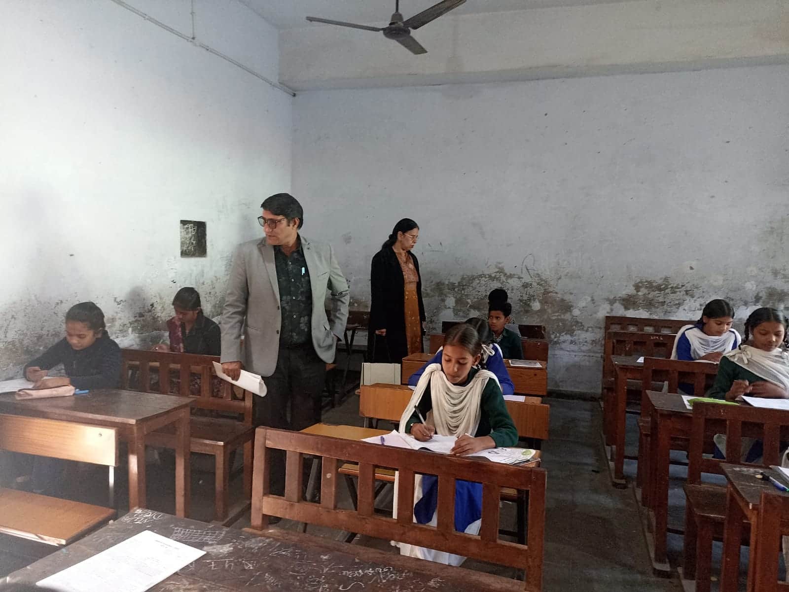 परीक्षा का निरीक्षण करते जिला शिक्षा अधिकारी। संवाद