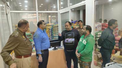 Breaking the lock of the firm, five lakh rupees were stolen from the cash box.