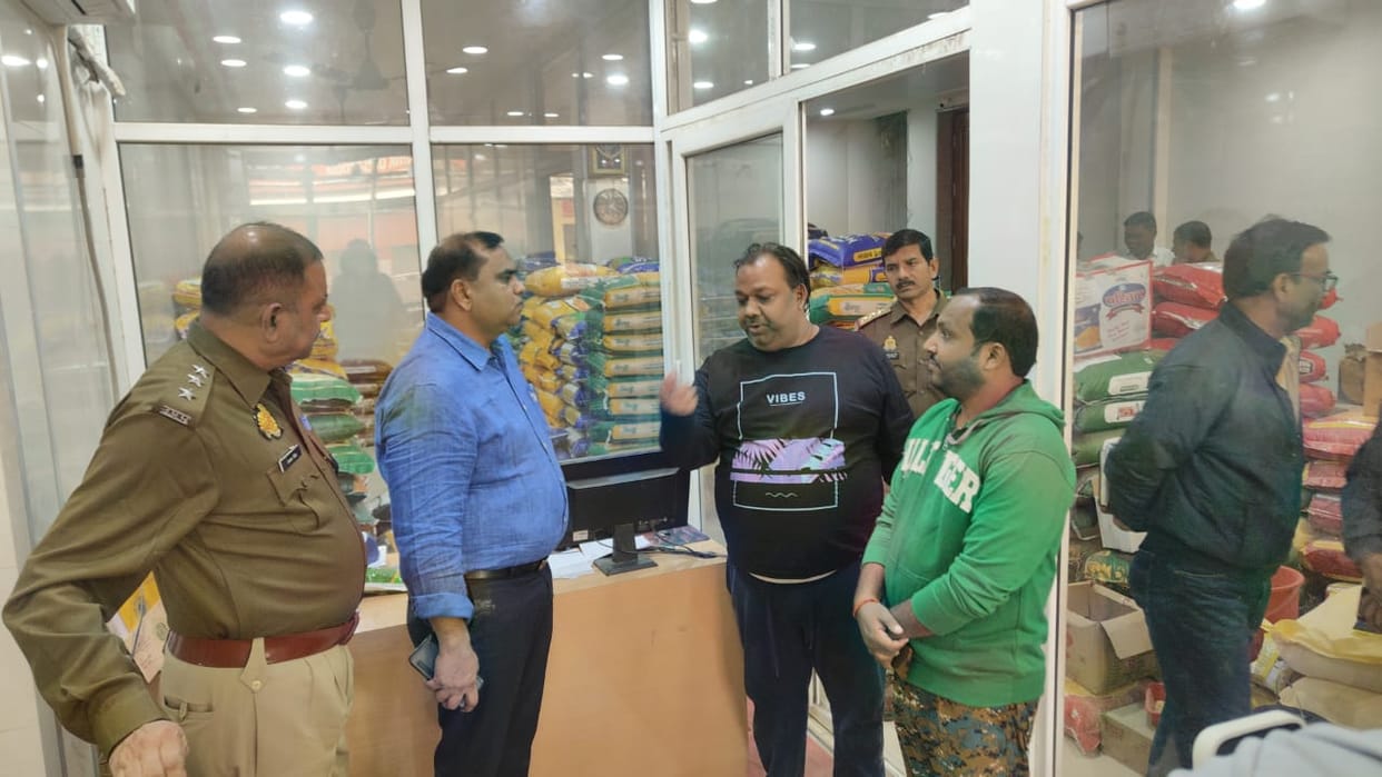Breaking the lock of the firm, five lakh rupees were stolen from the cash box.