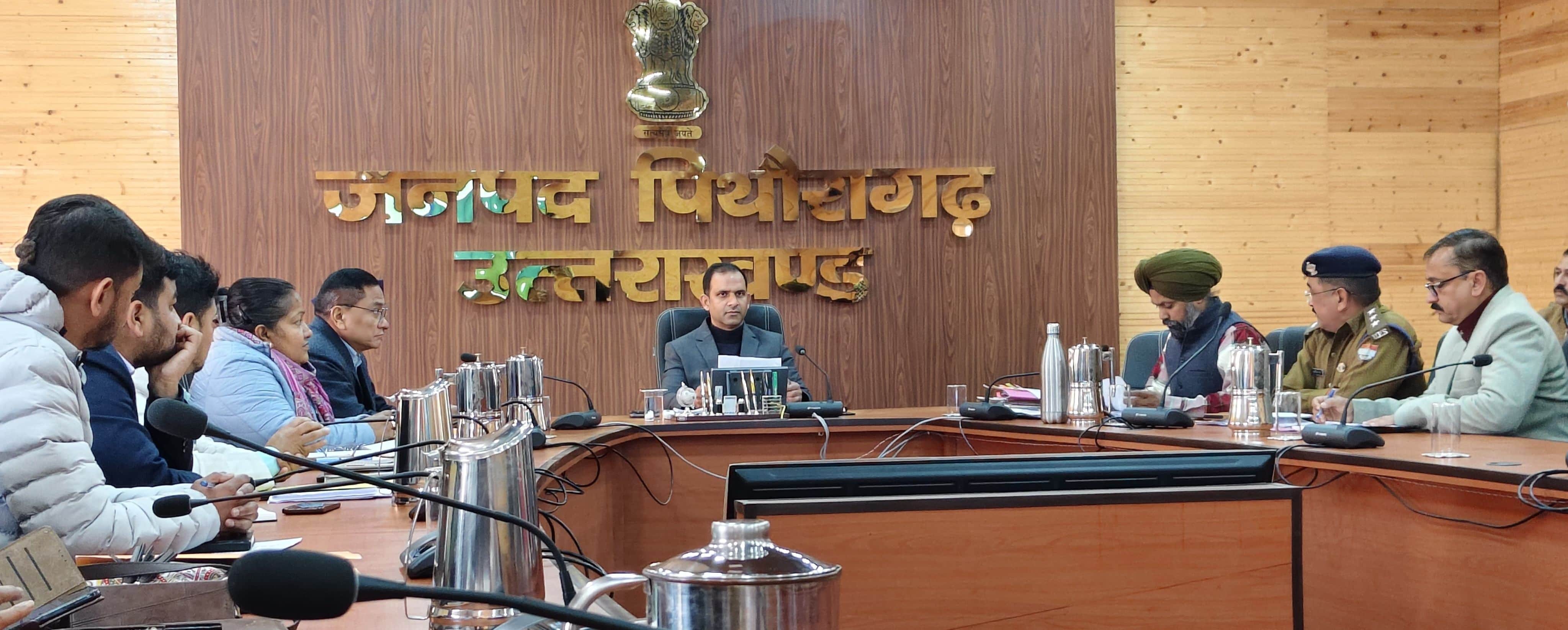 पिथौरागढ़ कलक्ट्रेट में जनता की समस्याएं सुनते डीएम एके भटगांई। संवाद