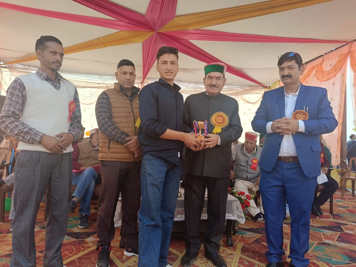 Students created a stir by presenting a program in Padhar school.