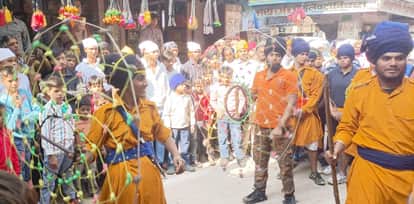 Amazing stunts were performed in the Nagar Kirtan, Guru Nanak Dev's 556th Prakash Utsav was celebrated with great pomp.