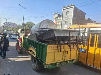 Crackdown on encroachment... goods placed on the road were seized, municipal council launched a campaign