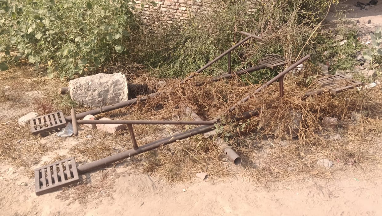 Neither the pond was saved nor a park was built... Bhadra Johad lost its existence.