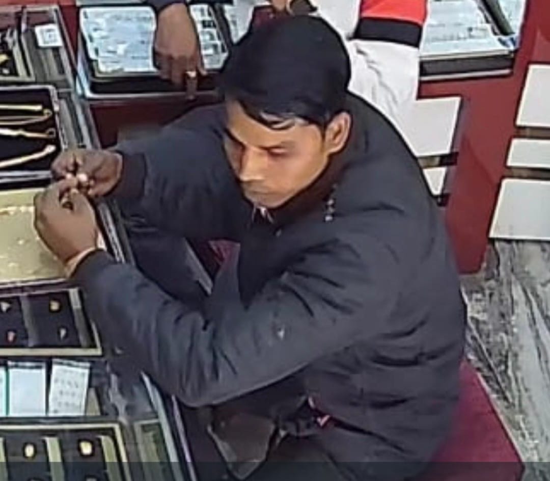 A reward of 51,000 rupees has been announced for the criminal who fled with three gold chains.