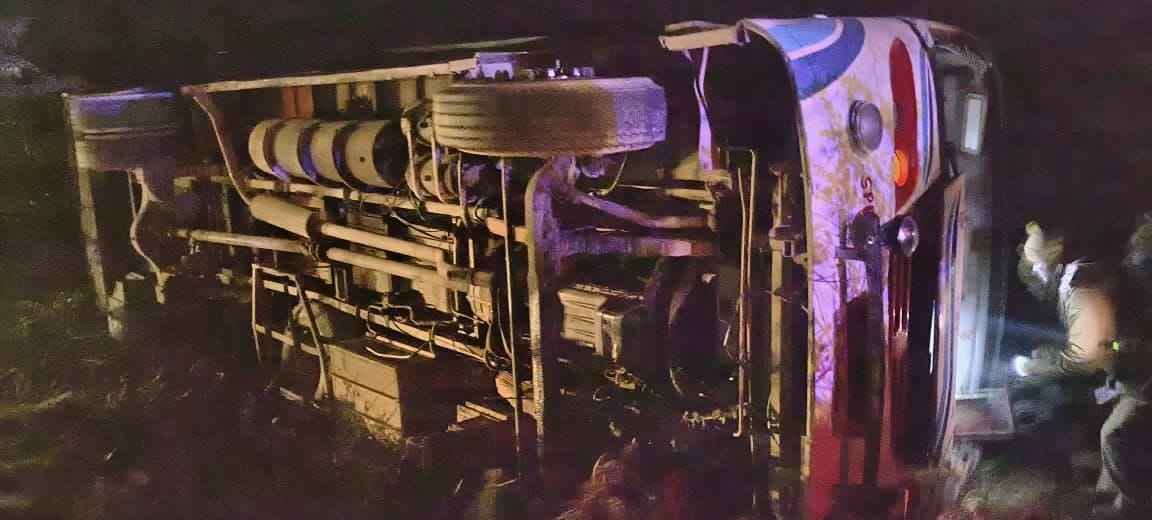 Bus going to Manaunadham overturned, 32 passengers injured