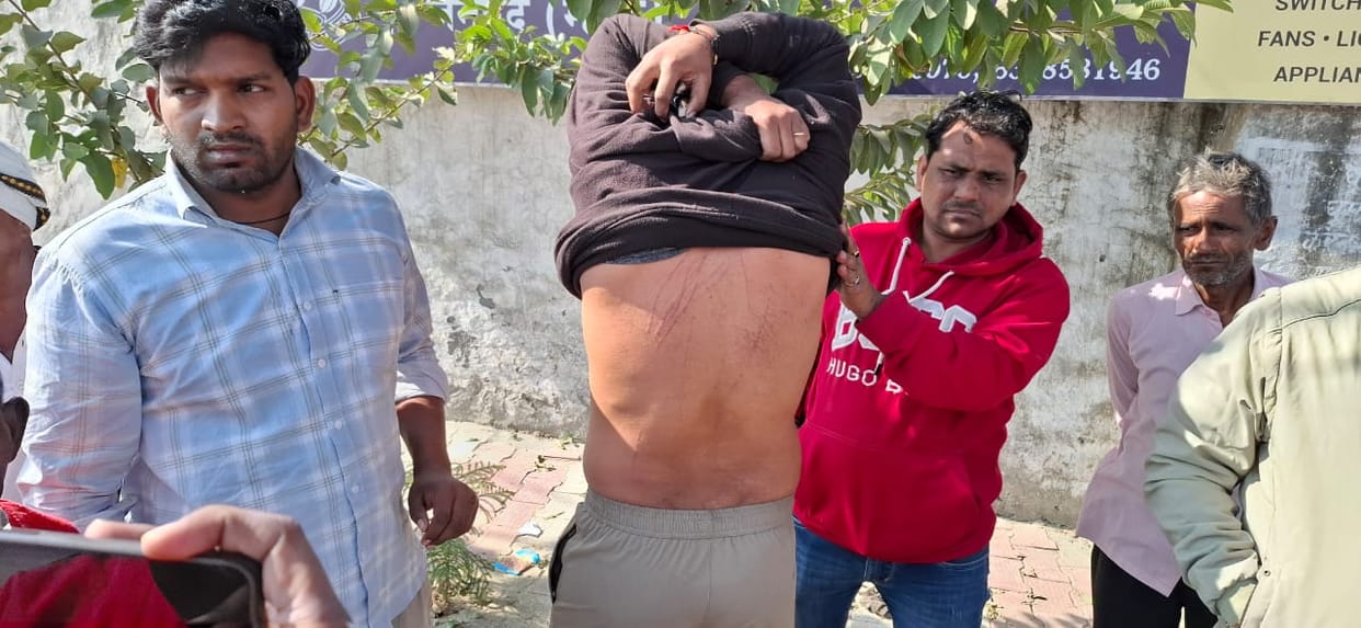 Handcart traders were assaulted and their carts were overturned in protest.